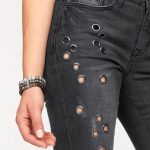 Модные джинсы с люверсами из латуни