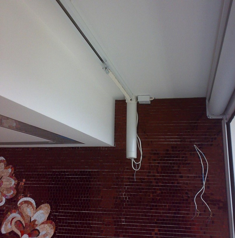 Крепление электрокарниза в нише потолка