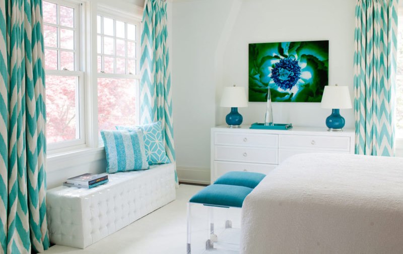 Мятные шторы с геометрическим рисунком в белой спальне