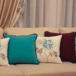 Набор красивых декоративных подушек для гостиной