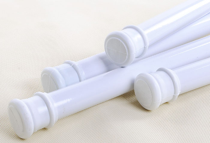 Белые пластиковые карнизы для ванной комнаты
