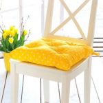 Подушка для стула желтого цвета