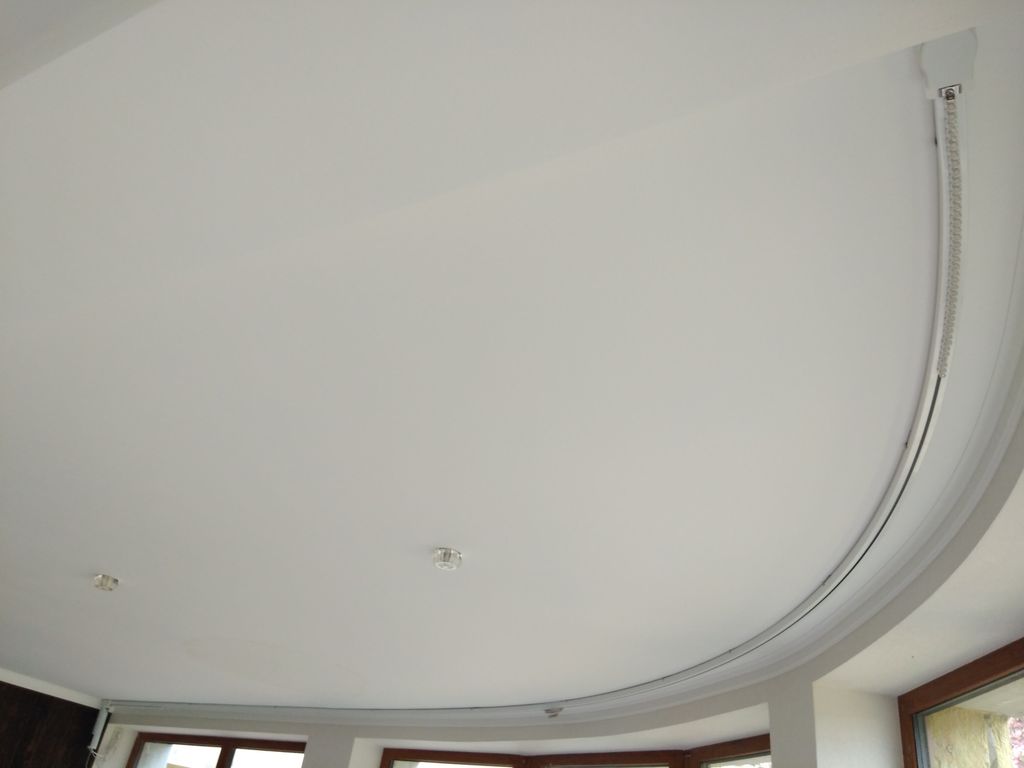 Дугообразный карниз с электроприводом на белом потолке