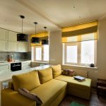 Желтые шторы в кухне-гостиной