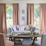 Розовый и голубой - контрастное сочетание мебели и текстиля в гостиной