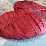 Самодельная подушка-сердце из жатой ткани