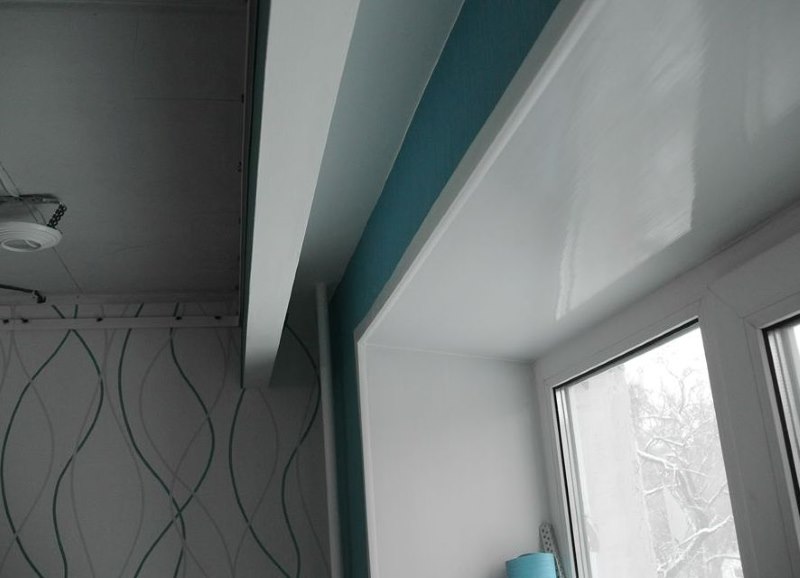 Фото ниши на потолке гостиной для скрытого монтажа карниза для штор
