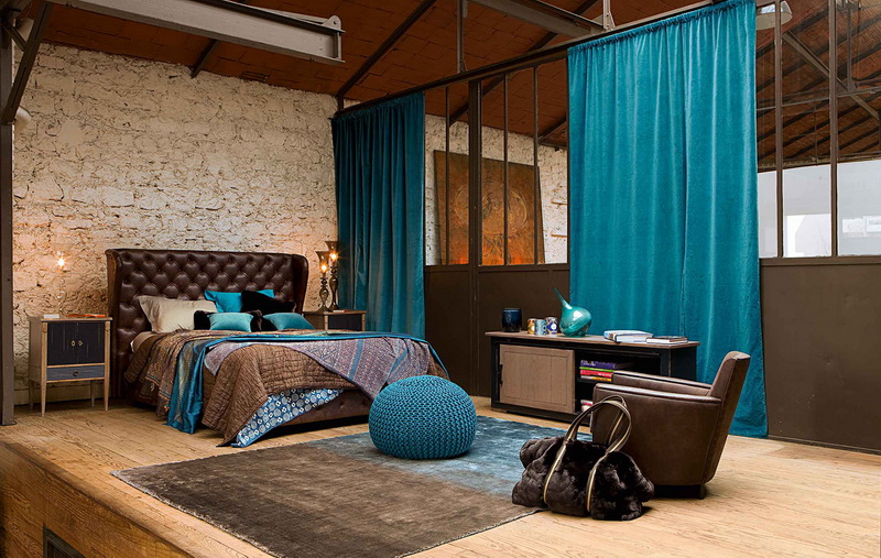 Просторная спальня в стиле лофт с прямыми занавесками бирюзового цвета