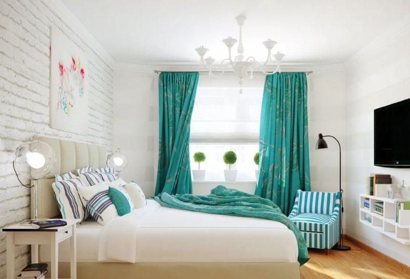 Белая кирпичная стена в спальне с бирюзовыми шторами