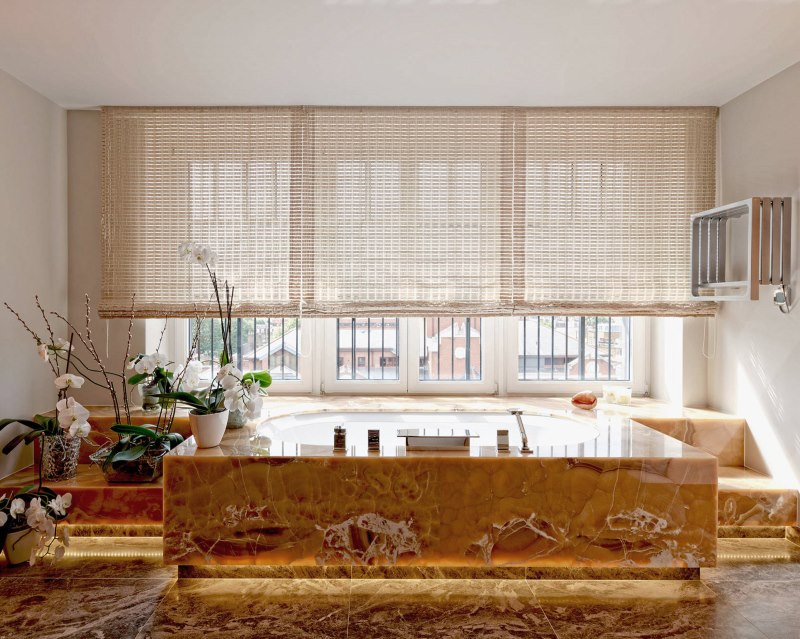Интерьер большой ванной с бамбуковыми шторами