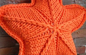 Оранжевая подушка звездочка