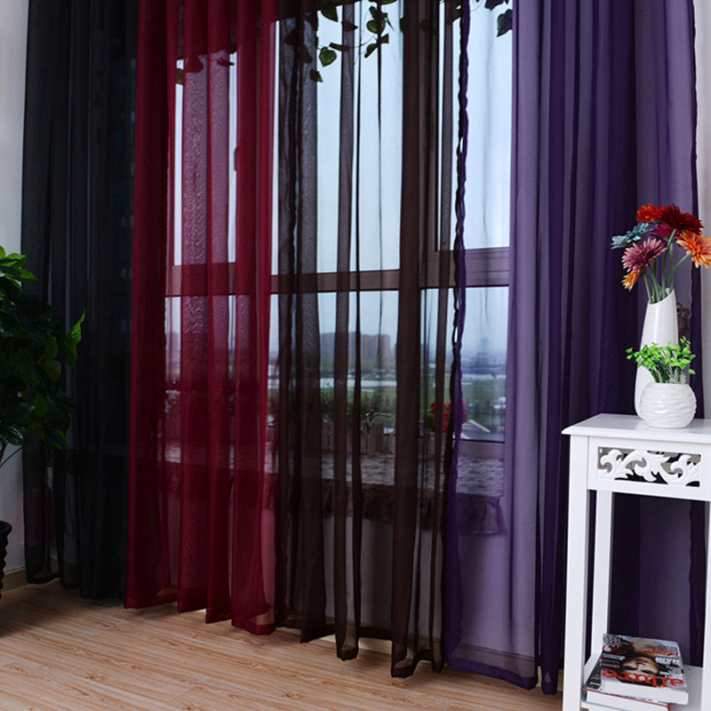 Разноцветный тюль темных тонов на окне в гостиной