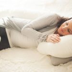 Удобная подушка помогает беременной отдыхать комфортно