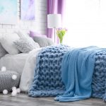 Вязанный синий плед можно использовать как покрывало и как одеяло