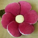 Яркая подушка-цветок из велюра