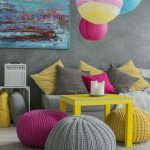 Яркие интерьерные подушки позволяют легко изменить интерьер простой комнаты