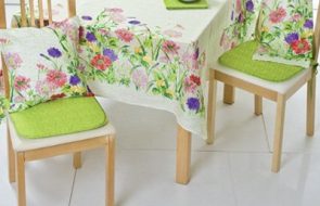 Яркие салатовые подушки-сидушки и цветочные подушки под спину