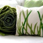 Зеленая подушка-цветок из плотной ткани