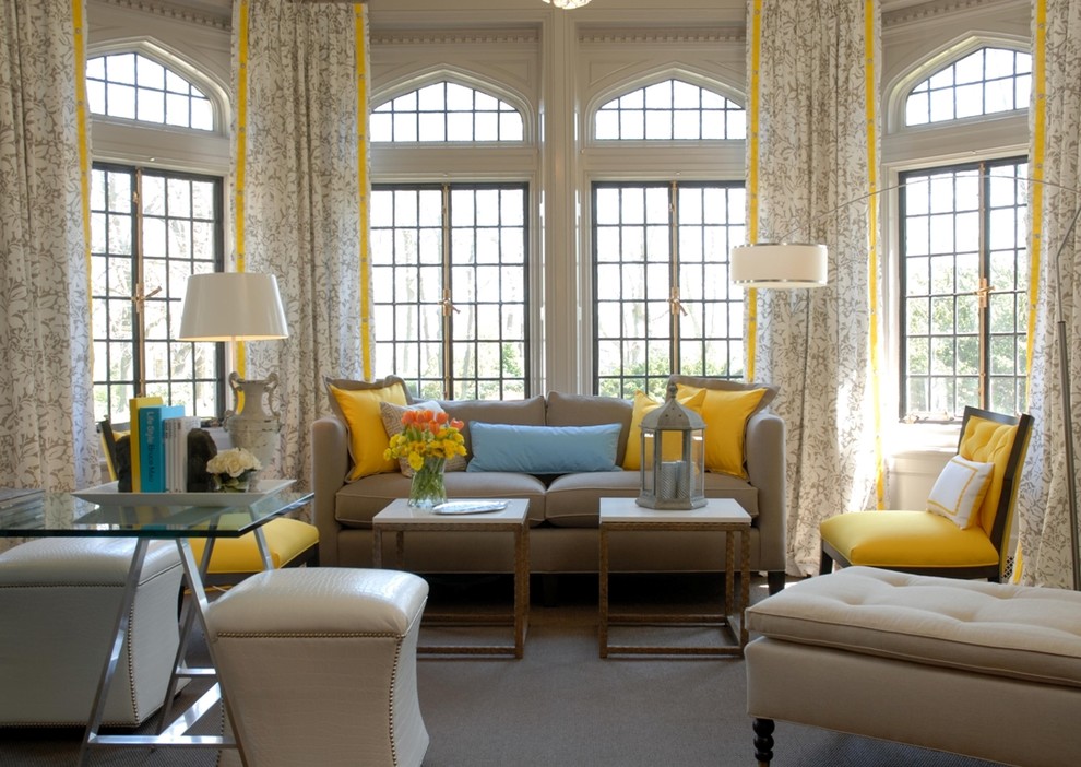 Желтые полоски на светлых занавесках в гостиной