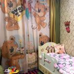 Небольшая детская комната с фотошторой на окне