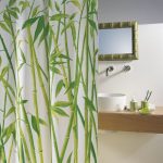 Стебли бамбука на занавеске в ванной