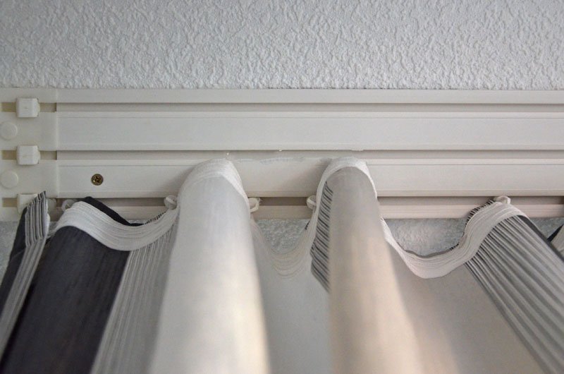 Закрепление штор на потолке с помощью пластиковой шины