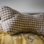 Клетчатая подушка-косточка для шеи