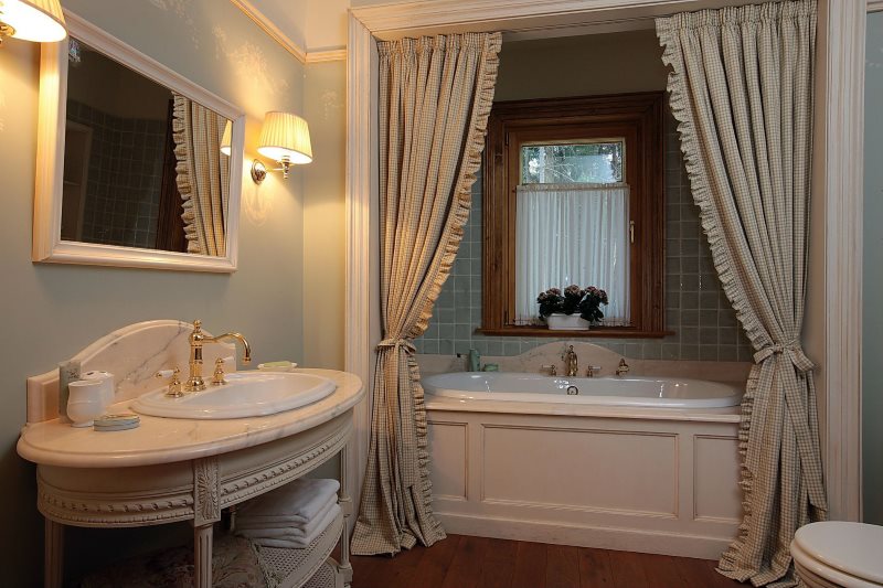 Красивые шторы в ванной классического стиля