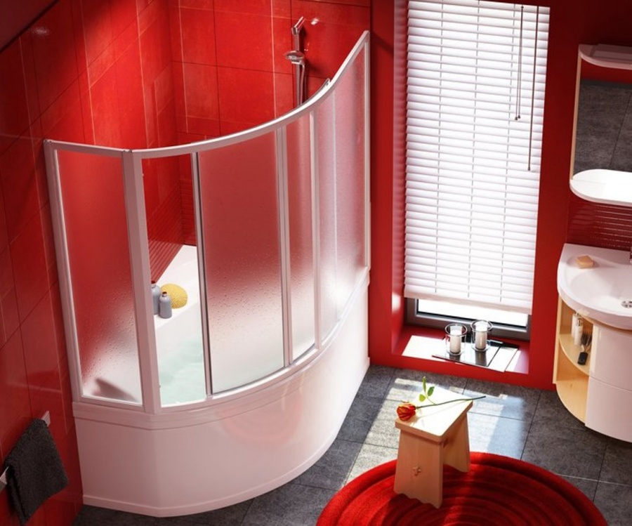 Угловая ванна в помещении с красными стенами