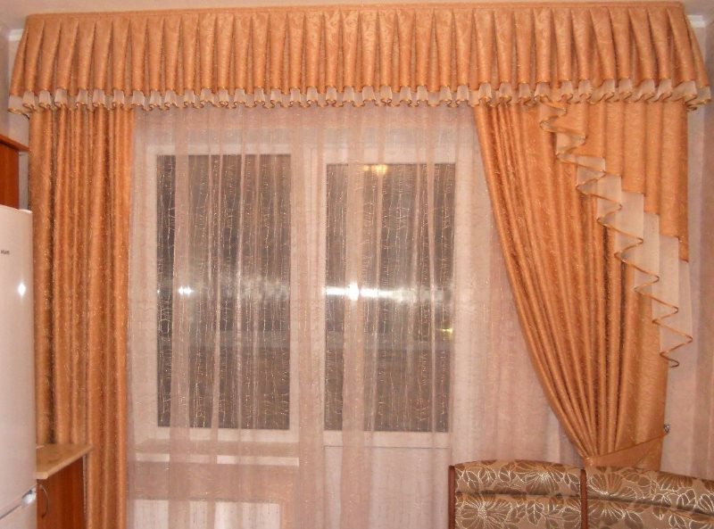 Ламбрекен на кухонном окне с балконной дверью