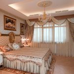 Ламбрекены в спальне классического стиля