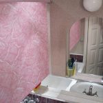 Рулонная штора с розовым принтом в ванной комнате