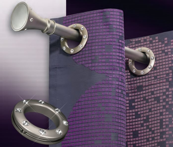 Люверсы с декором на фиолетовой шторе