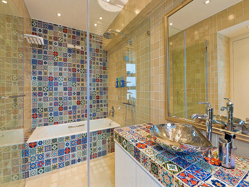 Стеклянная перегородка в ванной с мозаичной плиткой