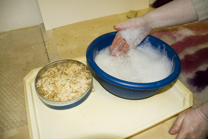 Подготовка мыльного раствора для чистки роллеты