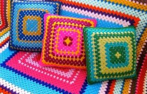 Плед и подушки на диван из разноцветных ниток в форме квадрат