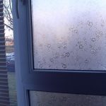 Оклейка стекла тканью на окне гостиной