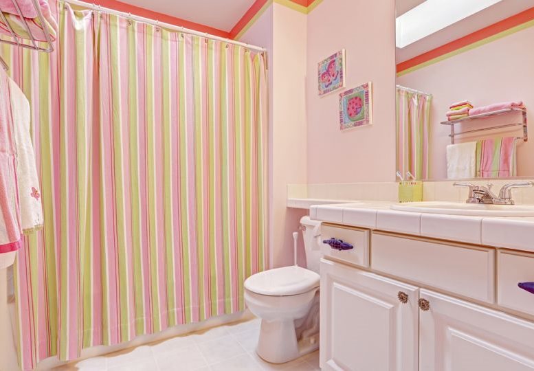 Полосатая штора в ванной с розовыми стенами