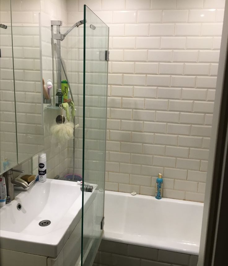 Стеклянная створка распашной перегородки в ванной комнате