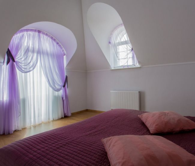 Светлые шторы из органзы на окне спальной комнаты