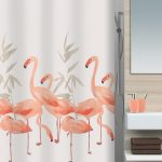 Розовые фламинго на шторке в ванной