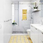 Яркая мозаика на полу ванной комнаты