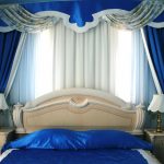 Сине-белый жесткий ламбрекен для стильной спальни
