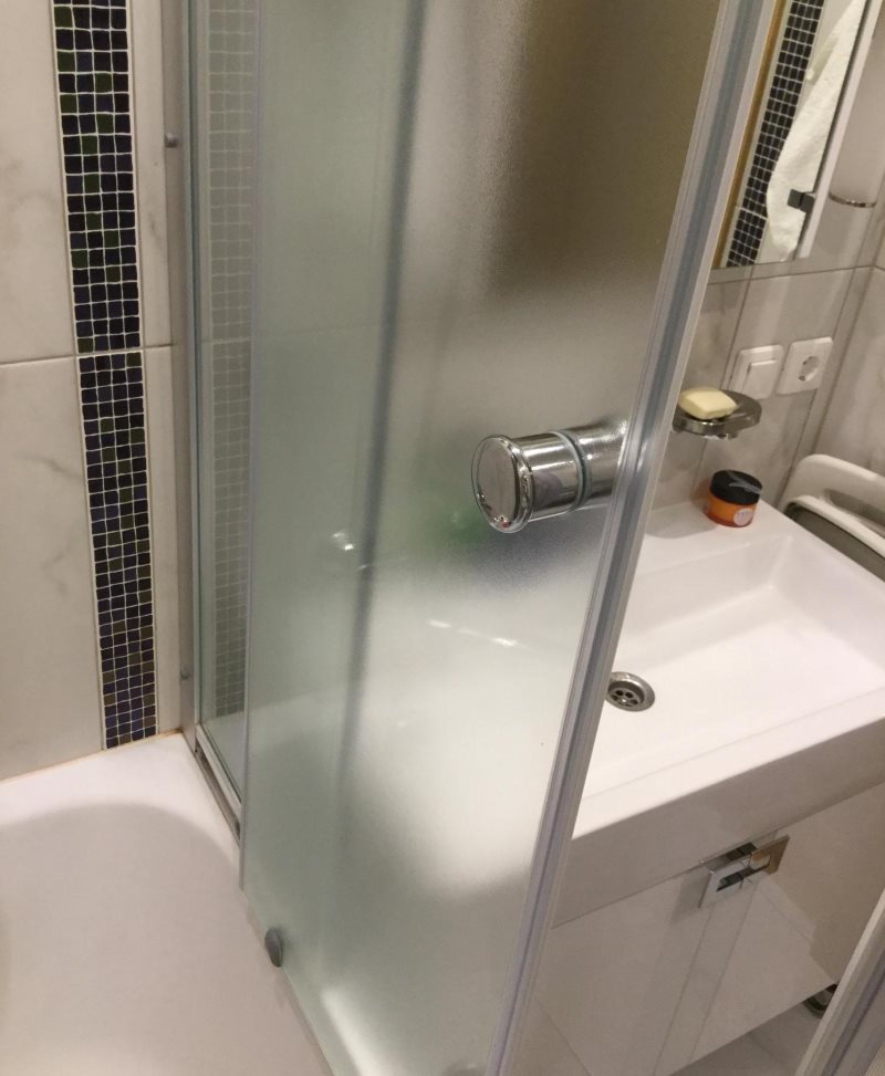 Алюминиевый профиль на стеклянной шторке в ванной комнате