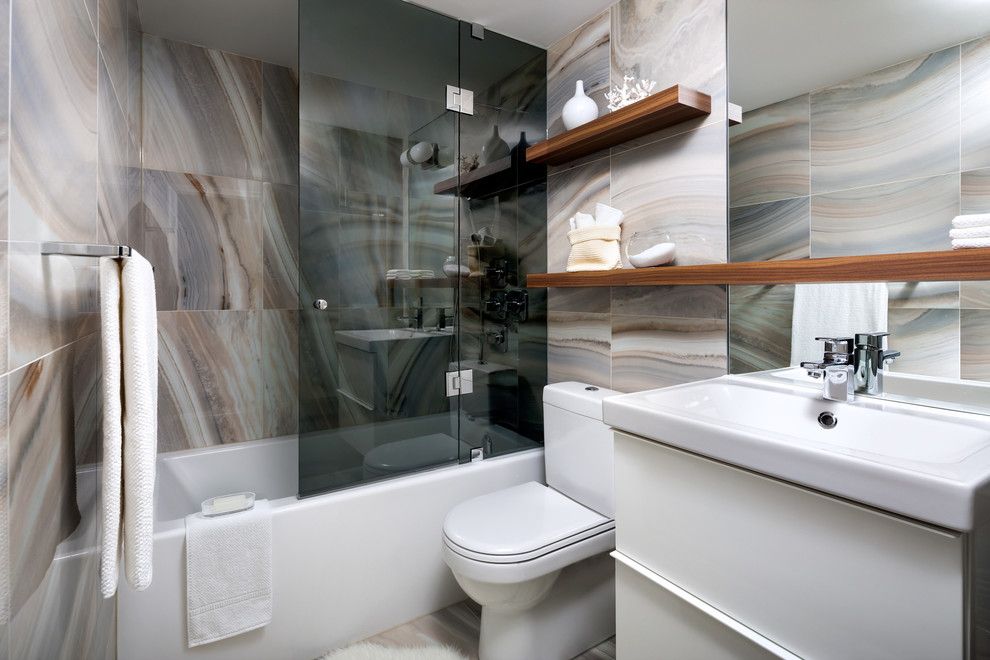 Интерьер модной ванной комнаты со стеклянной шторкой