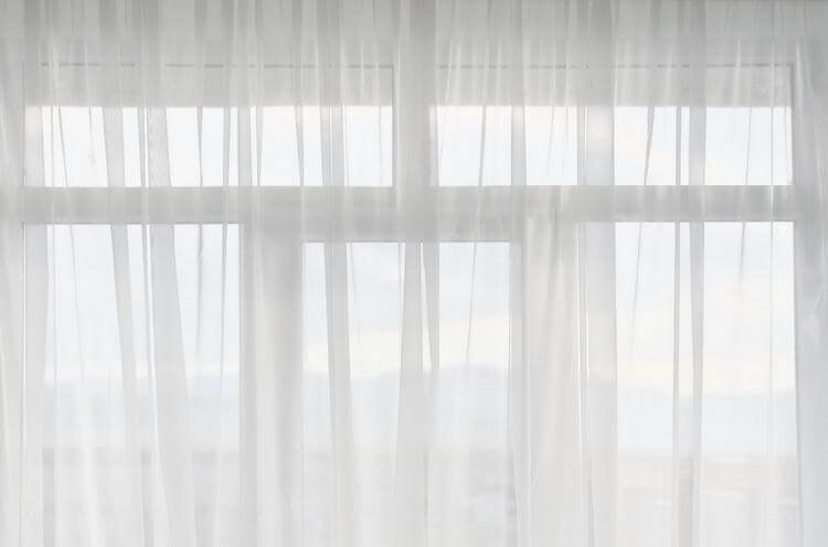 Прозрачный тюль из хлопка на окне гостиной
