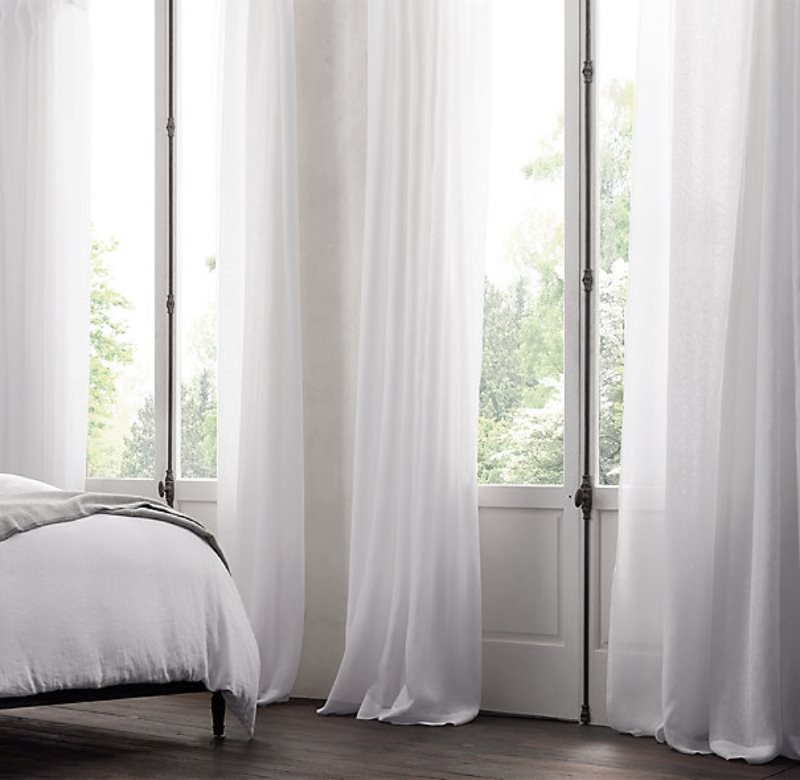 Окна спальной комнаты с белым тюлем