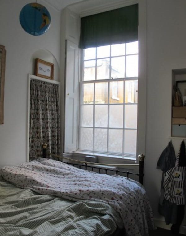 Окно в спальне с тюлем на стеклах