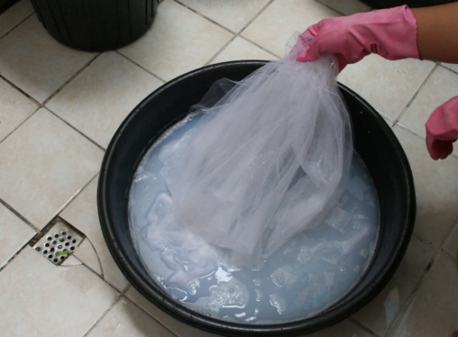 Замачивание тонкого тюля в пластиковом тазике