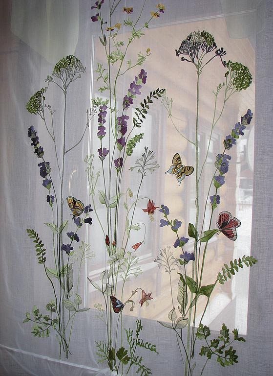 Полупрозрачный тюль с растениями на окне кухни